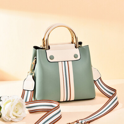 

In summer the new Korean version of womens fashionable one-shoulder sloping bag with a hundred simple handheld buckets