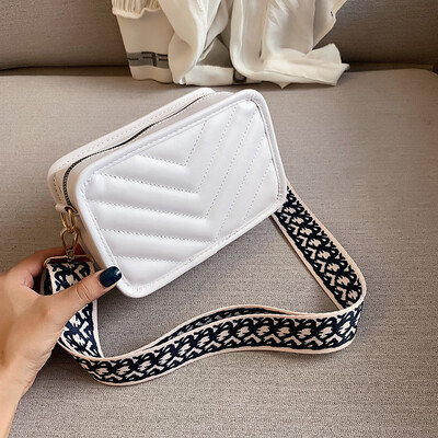 

2019 new fashion simple&versatile hit color broadband bag female chic personality V word embroidery line shoulder Messenger bag