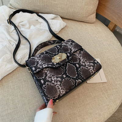 

Qiao Bani 2019 new European&American style fashion street beat snake pattern flip bag hand strap shoulder diagonal tide handbag