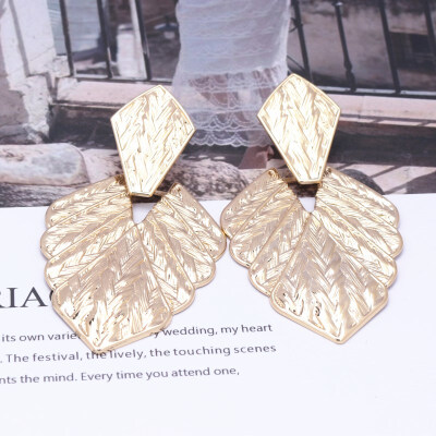 

European Trendy Geometric Metal Big Drop Earring For Women Leaf Flower Round Brincos Statement Earring Party Jewelry Model Show