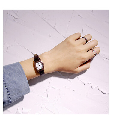 

Watch female middle school college wind art atmosphere small fresh wild girl small dial retro cold wind compact