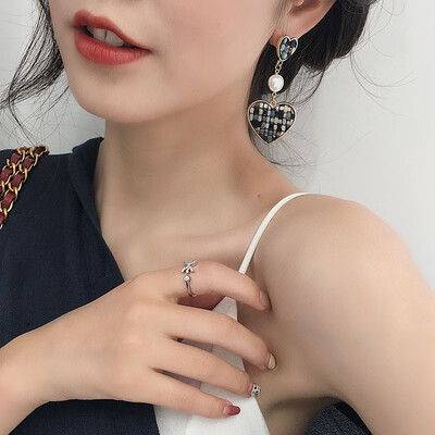 

Advanced sense of small temperament earrings long personality earrings wild fashion earrings fashion earrings popular earrings tre