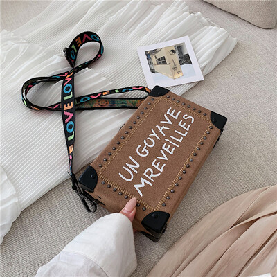 

Chic bag small fresh texture small square bag new 2019 riveting box childrens bag one shoulder oblique satchel bag one shou