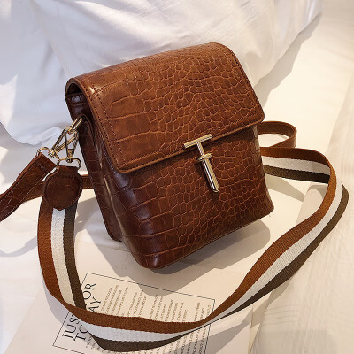 

Retro bag female 2019 new tide port fashion crocodile pattern casual wild wide shoulder strap shoulder Messenger bag