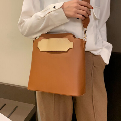 

Ins super fire Korean version of the contrast color wide shoulder strap bucket bag 2019 winter new simple fashion single shoulder Messenger bag tide