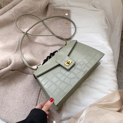 

Bag female bag 2019 new texture lock buckle portable Messenger bag Korean version of the crocodile pattern fashion shoulder small square bag