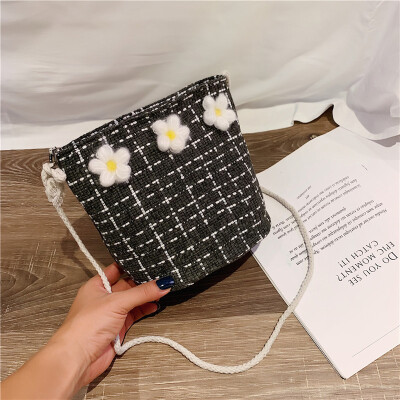 

Little fairy wild temperament shoulder bag 2019 new fashion lattice Messenger bag Sen cute cute flower bucket bag