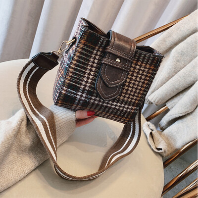 

Small bag woman 2019 new style Chaogang wind 100 wide shoulder belt bucket bag student plaid single shoulder oblique satchel bag