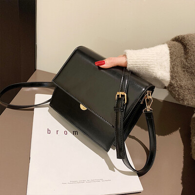 

Chic small bag female retro simple Messenger bag Hong Kong style 2019 new Korean version of the wild shoulder fashion small square bag