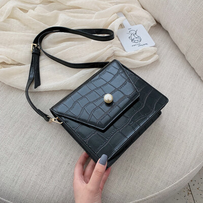 

Chic new crocodile texture bag female 2019 new wave Korean version of the wild shoulder slung fashion small square bag