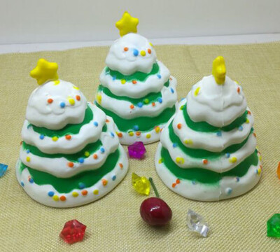 

YIWULAChristmas tree Toast Scented Charm Slow Rising Squeeze Stress Toy