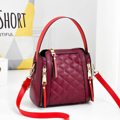 

2019 summer new single shoulder diagonal small bag Korean version of the cool fashion womens bag Messenger small square bag