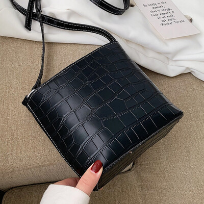 

Retro minority design crocodile pattern shoulder bucket bag 2019 early autumn new womens bag Joker Messenger bag