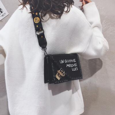 

Ins super fire bag female 2019 new wave Korean version of the fashion senior sense of the atmosphere wide shoulder shoulder slung small square bag