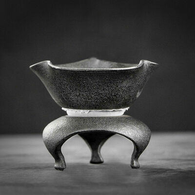 

Black Ceramic Three Legs Gongfu Tea Fine Mesh Filter Strainer & Stand Set