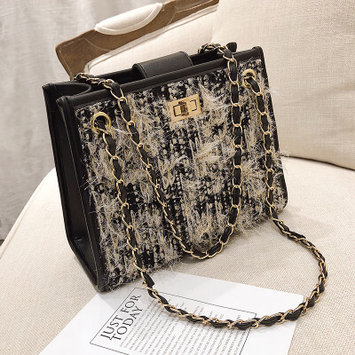 

Bag female 2019 new ins super fire fashion woolen casual fur wild chain single shoulder slung small square bag