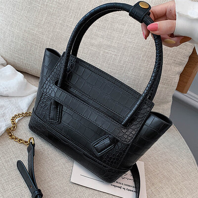 

On the new bag woman 2019 Korean version of the handbag crocodile tattooed smiling face wings wrapped in the air oblique satchel b