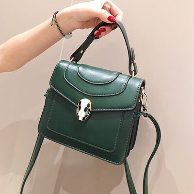 

Qiao Bani 2019 new European&American style simple star street beat snake head stitching flip bills shoulder diagonal female bag