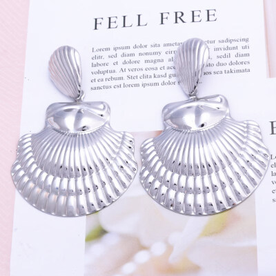 

European Trendy Geometric Metal Big Drop Earring For Women Leaf Flower Round Brincos Statement Earring Party Jewelry Model Show