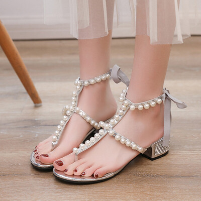 

Wearing clip-on sandals outside the female summer Joker thick heel Pearl clip-on Roman sandals female fairy wind