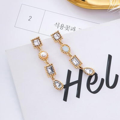 

Temperament Asymmetry Vintage Square Crystal Earrings