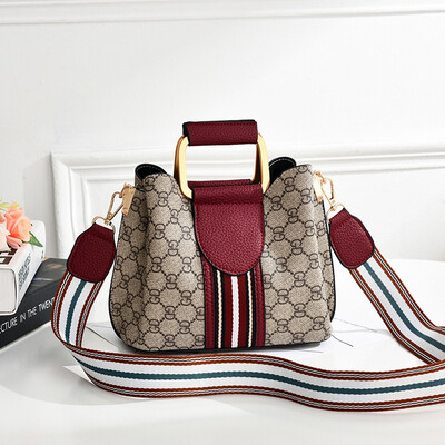 

In summer the new fashion of women the fashion the handbag the handbag