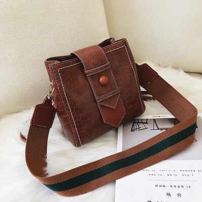 

Vintage bag female 2019 new Korean fashion wild crocodile pattern casual wide shoulder strap shoulder slung bucket bag