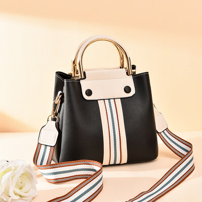 

In summer the new Korean version of womens fashionable one-shoulder sloping bag with a hundred simple handheld buckets