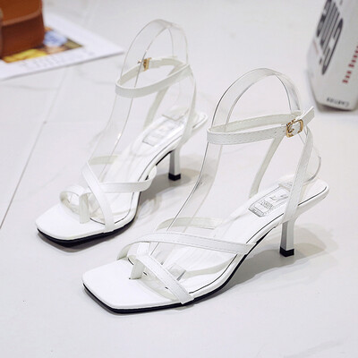 

Cross thin band hollow set toe thin with a word buckle belt back empty heels Roman sandals women Xia 2019 new