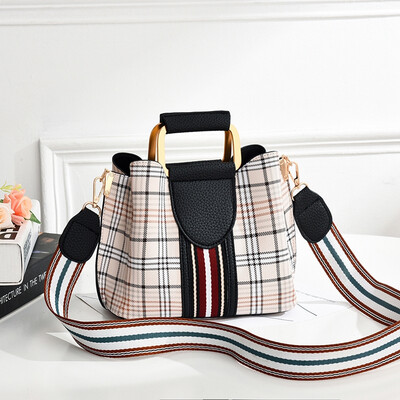 

In summer the new fashion of women the fashion the handbag the handbag