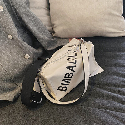 

Texture handbag new 2019 Korean version of Boston womens bag fashion wide shoulder strap pillow slanted bag