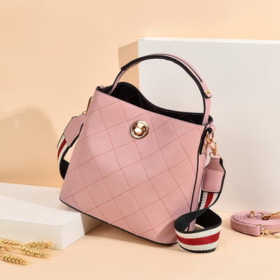 

When Xiao Xiang Feng was a girl Shang Xiaoqings new woman Bao Ling slanted the Korean version of the bucket bag with one shoul