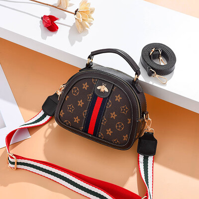 

On the spring style the new female Bao Chao Korean version of ins100 fashion women slanted Bao Xia on one shoulder