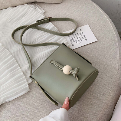 

Joker bag 2019 new texture foreign style shoulder Messenger bag summer fashion simple bucket bag