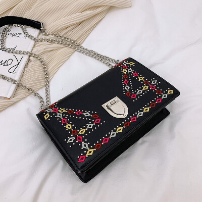 

Early autumn fashion embroidered bag 2019 new fashion beaded chain small square bag womens shoulder Messenger bag tide