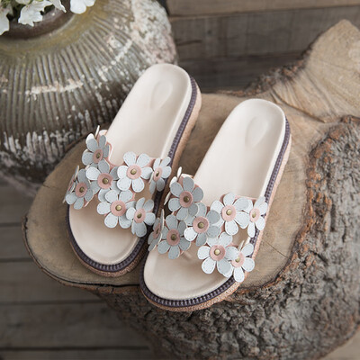 

Beach slippers 2019 summer new style out of fashion 100 seaside thick bottom dragging flowers network celebrity slippers