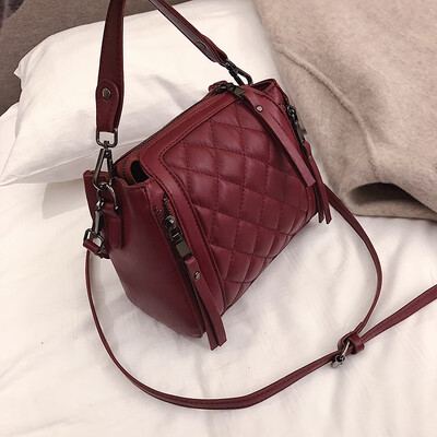 

Small fragrance rhombic embroidered line bag female 2019 new wave Korean version of the wild single shoulder slung portable fashion shell bag