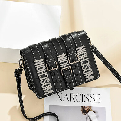 

On the new womens bag tide Korean version of shoulder messenger bag Joker personality fashion retro small square bag