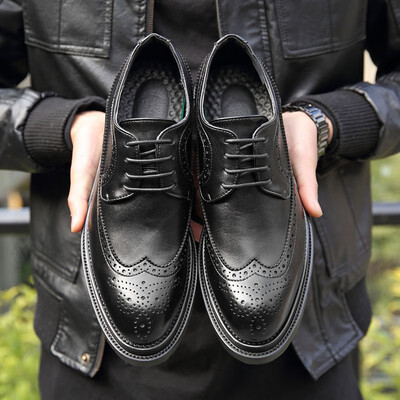 

Bullock carved mens shoes retro spring casual shoes mens Korean version of black mens pointed business thick-soled shoes