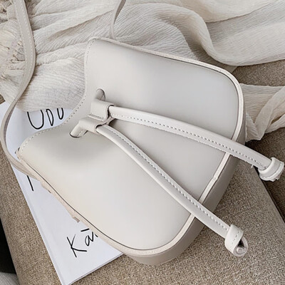 

French minority western style texture female 2019 new fashion Joker Messenger bag shoulder bucket bag