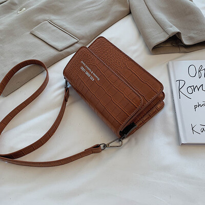 

Ins France small crowdsourcing women 2019 new Joker fashion Messenger bag crocodile pattern retro shoulder small square bag