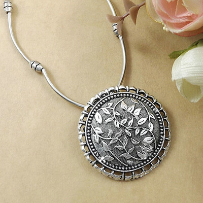

Vintage Big Pendants Carved Leaves Flower Necklaces & Pendants Bohemian style Silver Color Jewelry for Women
