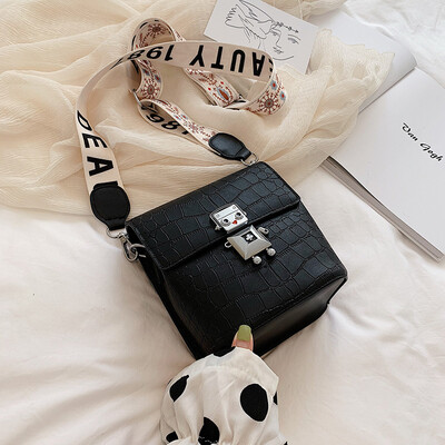 

Popular bag female 2019 new wave Korean version of the wild Messenger bag wide shoulder strap one shoulder foreign fashion small square bag