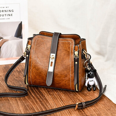 

Ins Super Fire Female Baitao Korean version of retro recreational small square bag with one shoulder slanting adjustable