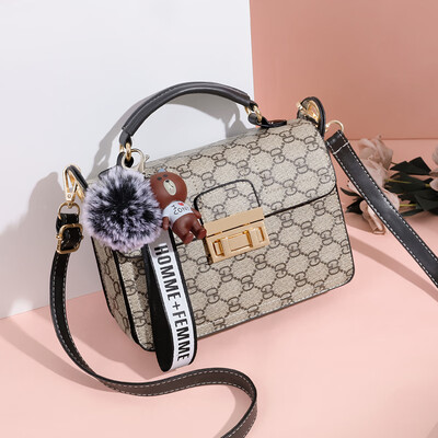 

Summer female new wave Korean fashion Joker hand bill of lading shoulder slung ladies personality small square bag