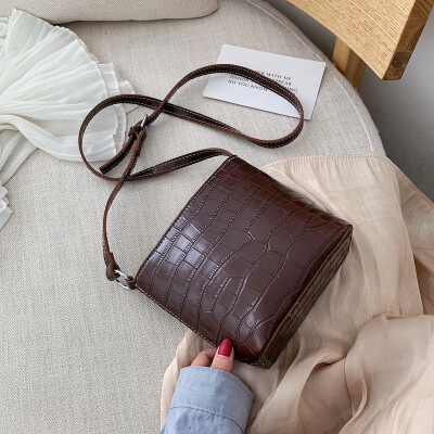 

New high-end bag female 2019 new chic Korean fashion crocodile pattern wild shoulder slung bucket bag