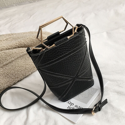 

Bag female 2019 new wave Korean fashion wild stitching crocodile pattern casual billiard shoulder slung bucket bag