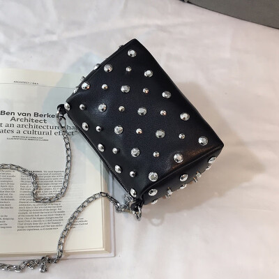 

2019 new casual wild Messenger bag female Korean fashion temperament chain bag personality cool cool rivet shoulder bag