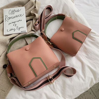 

Contrast color small slung bucket bag 2019 new Korean version of Joker simple litchi pattern shoulder bag