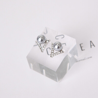 

Exquisite Simulated Pearl Stud Earrings Fashion Long Statement Earrings for Womenn Party Wedding Female Jewelry Gift